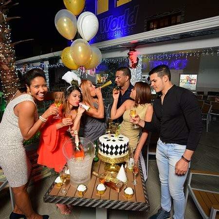 Noche de talentos del canto en Ocean World Terrace